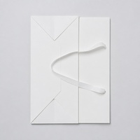 Sac cadeau en papier rectangulaire blanc personnalisé avec poignées pour l'emballage de détail, vêtements, cosmétiques, bijoux et cadeaux