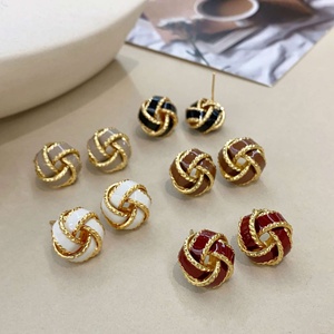 Boucles d'oreilles clous en alliage de zinc plaqué or, style rétro français haut de gamme, en forme de cœur, tendance pour femme, Nouvel An, automne/hiver - Product Image 5