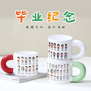 Taza de cerámica personalizada con retrato caricaturesco para regalo de graduación de jardín de infantes, taza individual con asa de color. - Product Image 2