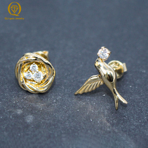 Boucles d'oreilles pour femmes au design unique, en or jaune 18 carats, avec diamants de laboratoire, motif oiseau et nid, pour un usage quotidien - Product Image 3