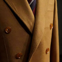 Manteau long en laine sur mesure pour homme, couleur camel, silhouette longue, tissu structuré lisse, personnalisé pour un style formel intemporel pour les trajets quotidiens