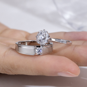 Bague de fiançailles en argent S925 MSR-2190 avec diamant rond brillant et diamants latéraux, style classique - Product Image 4