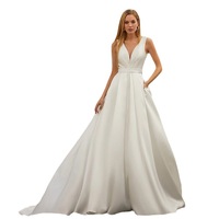 Robe de mariée moderne en satin à col en V sans manches et plis, robe de mariée trapèze simple, dos nu