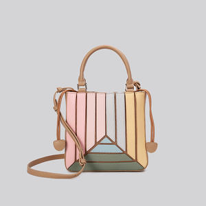 กระเป๋าสะพายข้างแบบสะพายไหล่เดียว รุ่นซีเนียร์ เซนส์ นิวเวฟ ดีไซน์ต่อผ้าสีต่างกัน จับคู่กันอย่างลงตัว  กระเป๋าถือแฟชั่นทรงจีบ  ทำจากโพลีเอสเตอร์ - Product Image 5