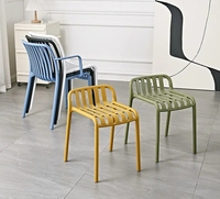 Nouvelle Arrivée Chaises en Plastique PP Empilables Modernes et Durables pour l'Intérieur et l'Extérieur, Idéales pour Appartements