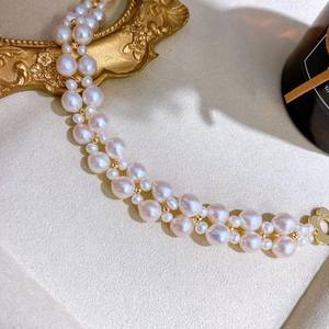 Bracelet à double chaîne pour femmes, vente chaude, perles d'eau douce de luxe, colliers superposés tendance - Product Image 1