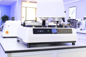Machine de meulage et de polissage métallographique entièrement automatique à double disque FMP-3000S pour le traitement des surfaces métalliques - Product Image 6