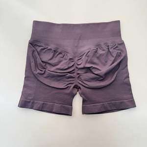 SHINBENE Shorts Deportivos de 4.5" para Mujer de Cintura Alta, Mallas Cortas sin Costuras para Yoga, Ejercicio y Fitness con Efecto Fruncido - Product Image 5