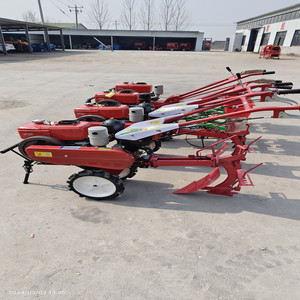 Mini cultivador de una sola vía con motor de gasolina de 80 cc, ancho de trabajo de 10 pulgadas y horquillas traseras para uso en huertos y campos. - Product Image 2