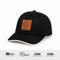 Gorra de béisbol trucker premium de 5 paneles con malla completa, parche personalizado en relieve, visera curva y cierre de hebilla metálica, diseño deportivo y a la moda.