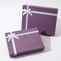 Boîte cadeau en carton violet spécialisée pour vêtements de luxe et accessoires de mode haut de gamme avec structure renforcée