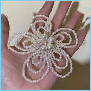 กิ๊บติดผมรูปดอกไม้มุกหรูหราสไตล์เกาหลีสำหรับผู้หญิง  ทำจากพลาสติก พร้อมโบว์โลหะ - Product Image 3