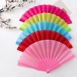 Éventail pliant en plastique PE écologique, motif libellule traditionnel peint, cadeau d'affaires, festival de musique, fleur d'amour, fait main - Product Image 1