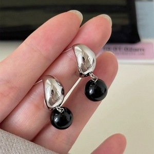 Boucles d'oreilles pendantes géométriques en forme de croissant de lune style français, en argent rhodié, esthétique vintage, avec pierres naturelles, pour femme, idéales pour les soirées - Product Image 1