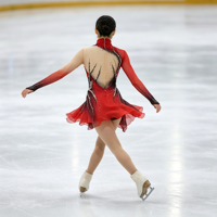 Robe de patinage artistique rouge et noire à strass, col montant, dos ouvert, pour compétition de patinage sur glace, costume de scène pour enfants