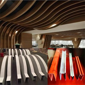 Plafond en alliage d'aluminium de forme carrée incurvée moderne pour plafond, série de déflecteurs en métal <span class=keywords><strong>imitation</strong></span> grain de bois - Product Image 4