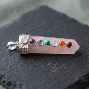 Pendentif Chakra en Quartz Rose, Sept Pierres Précieuses Incrustées, Forme Crayon, Pierre de Guérison Reiki, Bijou Artisanal Écologique Sculpté - Product Image 2