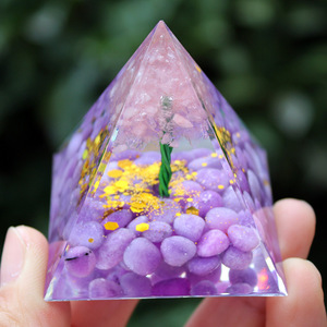 ของตกแต่งโต๊ะทำงานรูปพีระมิดคริสตัลชิปเรซิ่นอีพ็อกซี่  แจกันตั้งโต๊ะ  สีม่วงหยก โรสควอตซ์ ของขวัญวันเกิด - Product Image 4