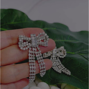 Orecchini con Fiocco Perfettamente Annodato e Brillante - Product Image 4