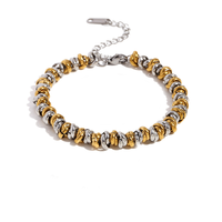Bracelet à anneaux entrelacés en acier inoxydable plaqué or 18 carats PVD |   Bracelet réglable à design superposé avec finition multicolore
