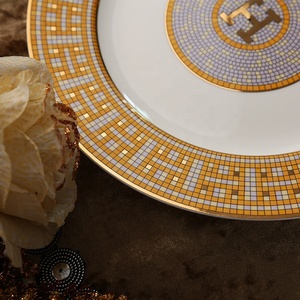 Vente en gros de coffrets cadeaux luxueux Mosaïque dorée Europe de l'Ouest Porcelaine osseuse Assiette Assiettes de mariage Ensemble de fête jetable - Product Image 5
