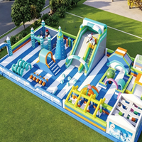 Parc de jeux gonflable commercial multicolore, grande structure de jeux gonflable pour enfants avec toboggan et parcours, idéal pour centres commerciaux, places publiques et locations de carnaval