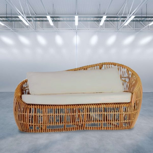 Banco de ratán hecho a mano que ofrece un diseño orgánico y una amplia superficie de asiento ideal para reuniones informales o lugares de lectura tranquilos - Product Image 3