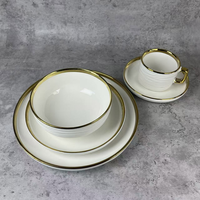 Service de table en porcelaine de luxe 32 pièces avec bord doré en relief, ensemble en céramique blanche européenne comprenant assiettes, bols, tasses à café et plateau rectangulaire