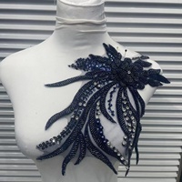Tissu en dentelle orné de perles de cristal colorées, de paillettes et de strass, avec appliqué brodé pour robes de mariée et costumes de spectacle