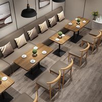 Ensemble de mobilier de café nordique moderne : chaises élégantes en corne de vache et tables sur pieds en bois, banquettes modulaires pour restaurant