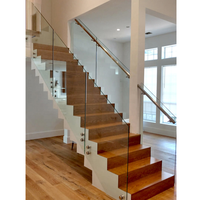 Escalier droit en bois américain avec marches étroites et garde-corps en verre