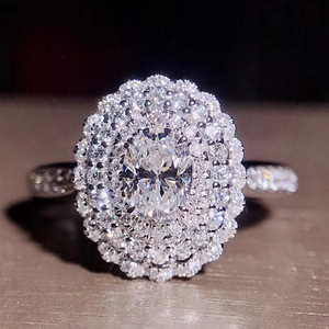 Anello di Lusso F1509 con Diamante Taglio Ovale, Gioiello da Fidanzamento per Donne, Design Scintillante con Halo - Product Image 1