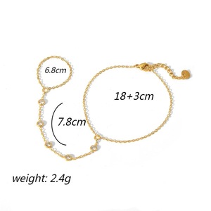 สร้อยข้อมือสแตนเลสสตีลชุบทอง 18K สำหรับผู้หญิง ประดับเพชรคิวบิกเซอร์โคเนียทรงเรขาคณิต ดีไซน์ทันสมัยสำหรับฤดูร้อน - Product Image 5