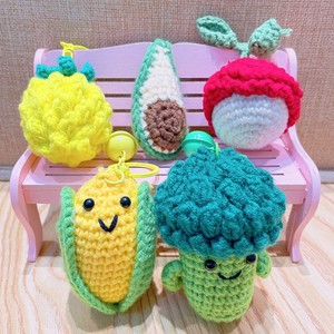 Porte-clés en crochet fait main, motif légumes et fruits, adorable breloque brocoli/fraise, pendentif de sac pour les amateurs de cuisine - Product Image 1