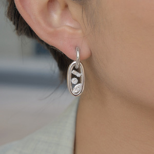 Boucles d'oreilles doubles créoles géométriques en zircon, en acier inoxydable plaqué or 18 carats, sertissage griffe, bijoux de mode - Product Image 3