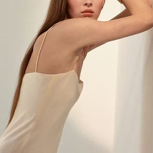 Vestido midi de satén con tirantes finos para mujer, ajustado, de color liso, informal, de verano, sin mangas, con dobladillo recto, de tela tejida - Product Image 4