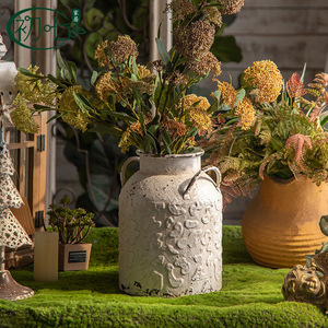 Vase en métal vintage avec poignée, design rustique pour la décoration de mariage et de jardin - Product Image 1