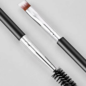 Cepillo para cejas de doble punta con diseño en espiral, cabezal plano en ángulo y fibras sintéticas para dar forma a las cejas y aplicar rímel. - Product Image 2