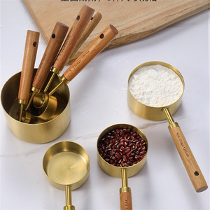 ชุดอุปกรณ์วัดขนาดสำหรับทำขนมคุณภาพสูง 8 ชิ้น ชุดถ้วยและช้อนวัดขนาดสแตนเลสสีทอง พร้อมด้ามจับไม้กระถิน - Product Image 1