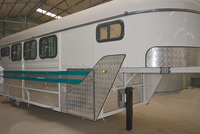 Remorques de transport de chevaux à col de cygne conformes aux normes néo-zélandaises populaires avec fenêtre avant incurvée et rangement