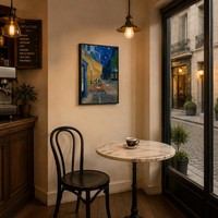 Tableau encadré en gros : Reproduction de la toile La terrasse du café de nuit de Van Gogh, cadre noir, style post-impressionniste, impasto, ciel étoilé