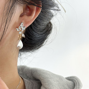Boucles d'oreilles tendance en alliage de zinc avec breloques goutte d'eau, perles d'imitation et feuilles ornées de diamants - Product Image 3