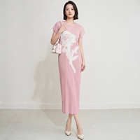 Robe midi plissée pour femme, prête à être expédiée, imprimé floral rose rêveur, coupe ajustée, en crêpe, sans manches, infroissable, taille unique, pour tous les jours