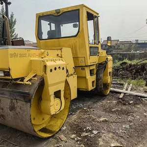 مدحلة طرق اهتزازية ألمانية مستعملة منخفضة السعر طراز <span class=keywords><strong>BOMAG</strong></span> BW202 موديل 2004 بمحرك ديزل هوندا بقوة 74.6 كيلوواط وقوة اهتزاز 28 كيلونيوتن - Product Image 1
