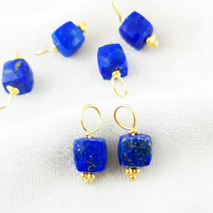 Lapislázuli 6-7mm pequeño cubo de piedras preciosas forma de alambre envuelto encanto 925 plata esterlina oro Vermeil elegante pedante pendiente collar - Product Image 1