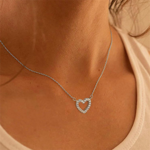 Collar con colgante de corazón hueco para mujer, joyería sencilla y moderna, regalo para uso diario - Product Image 4