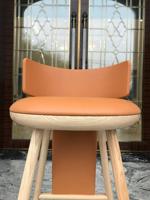 Tabouret de bar en bois massif moderne, durable et écologique avec dossier pour usage commercial dans les restaurants et hôtels