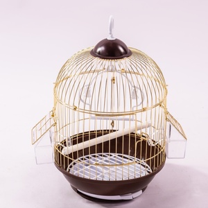 Cage à oiseaux en métal 2026 avec base marron et treillis doré pour oiseaux d'intérieur – Style classique, conception durable - Product Image 1