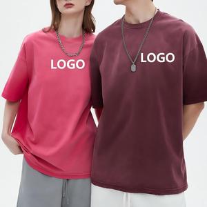 เสื้อยืดแขนสั้นโอเวอร์ไซส์พิมพ์ลายโลโก้สไตล์ลำลองสำหรับผู้ชายและผู้หญิงในสีชมพูและสีแดงเบอร์กันดี - Product Image 1