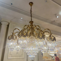 Lustre en cristal avec cadre en laiton antique, luminaire suspendu personnalisé à plusieurs bras pour hall d'hôtel, villa, salle de banquet